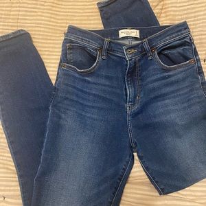 EUC Abercrombie High rise super skinny jeans 29R